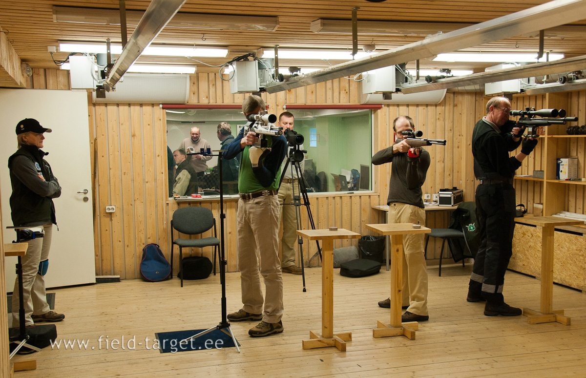0033   Kui teine vahetus laskureid oma viimased paugud teevad, piilub uksevahelt juba jargmisena ette astuv Heli